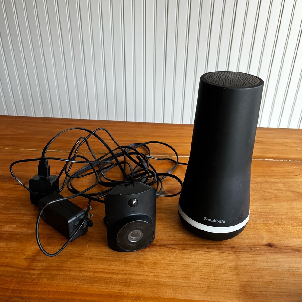 SimpliSafe Black Device Base and Camera